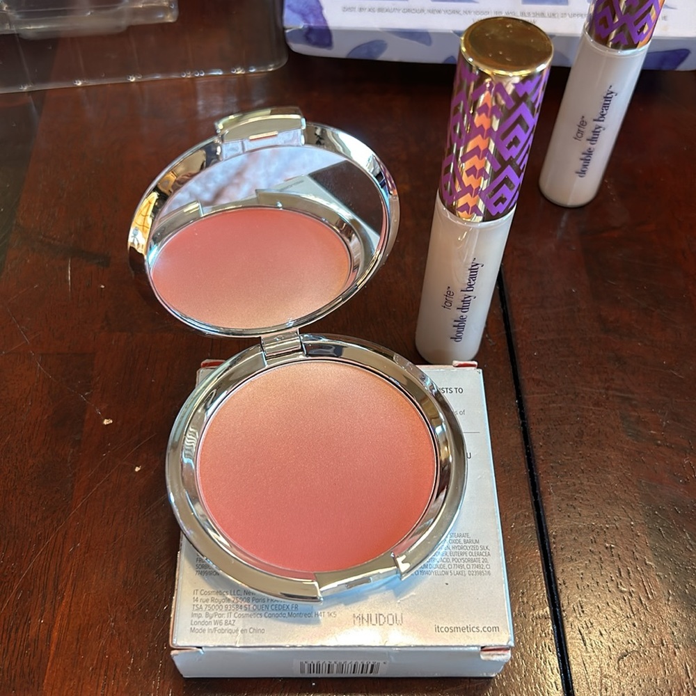 New. IT  Ombre Radiance Blush “in love” w/ free gift !